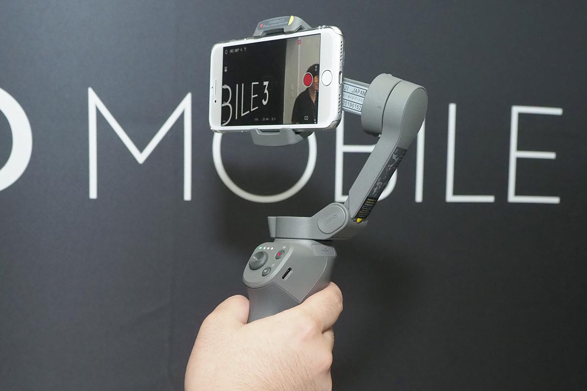DJI、折り畳めるスマホジンバル「Osmo Mobile 3」。片手で本格撮影