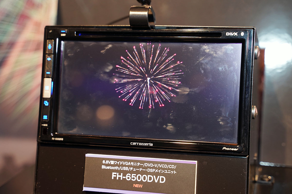 カロッツェリア、フルHD動画も再生できる約3万円の6.8型モニタタイプ