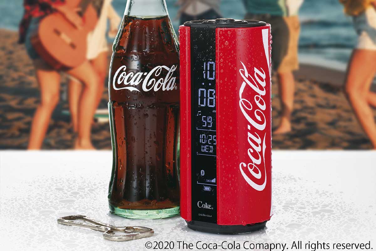 コカ・コーラ缶風Bluetoothスピーカー。時計・FMチューナ内蔵で約1.8万 