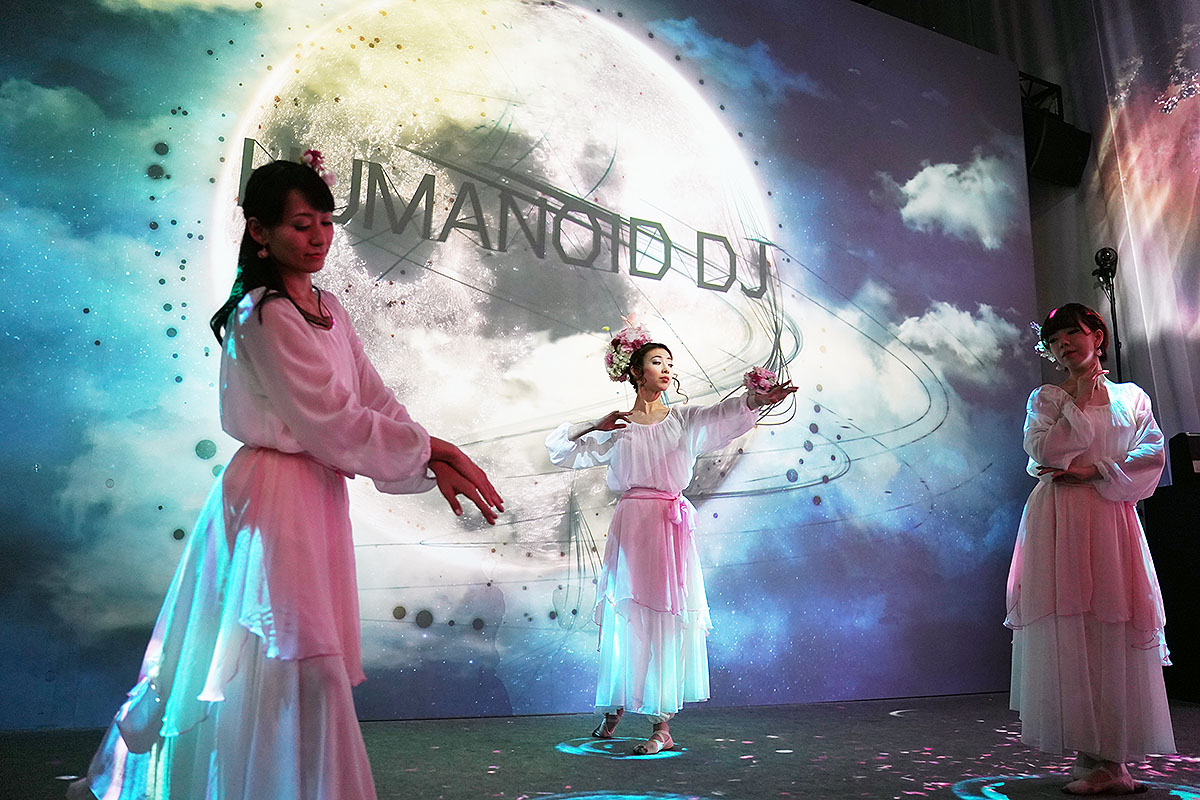 マイクロソフトの“AI DJ”が、来場者の感情に合わせ「花の宴ライブ」を