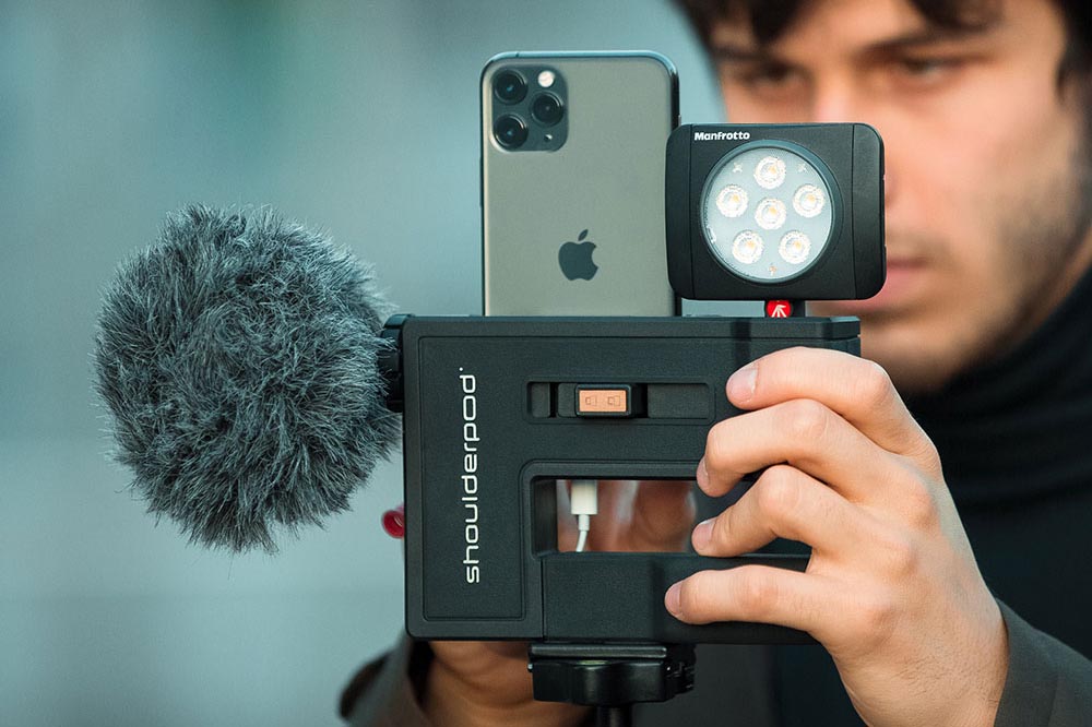 スマホにマイクやライトを装着できる動画撮影グリップ「Shoulderpod G2