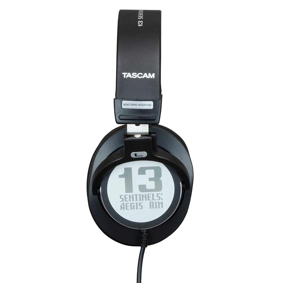 TASCAM×「十三機兵防衛圏」のモニターヘッドフォン - AV Watch