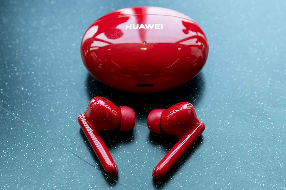 ヘッドホン HUAWEI FreeBuds 4i/Red Edition ファーウェイ、AIでノイズ低減する9,680円のANC完全ワイヤレス - AV Watch