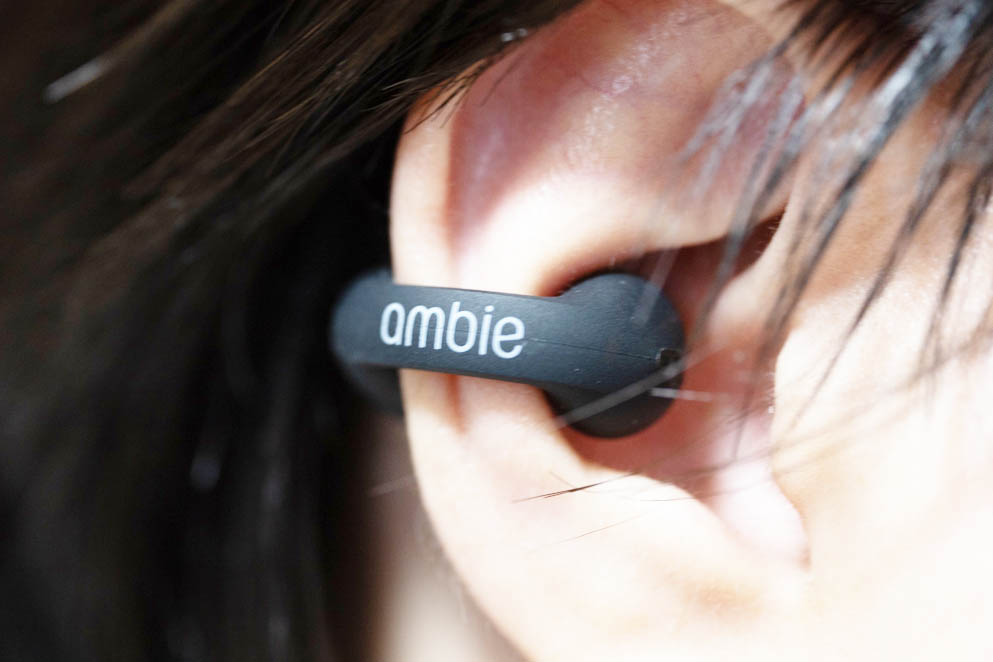 ミニレビュー】耳を塞がない「ambie」、完全ワイヤレス化で“解き放た 