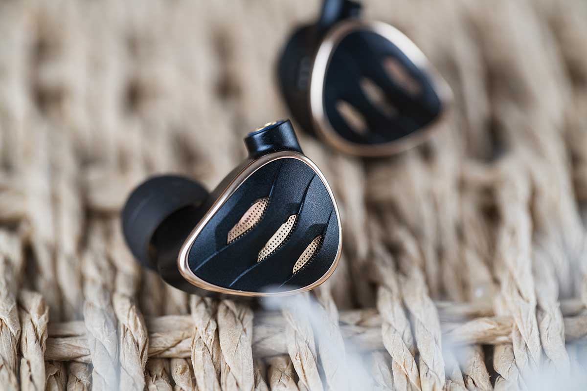 FiiO、音質調整イヤフォンとプラグ交換ケーブルのセット「FH5s Pro