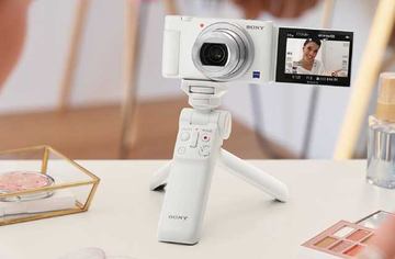 ソニーVlogカメラ「ZV-1」に新色“ホワイト”。風防もシロい - AV Watch