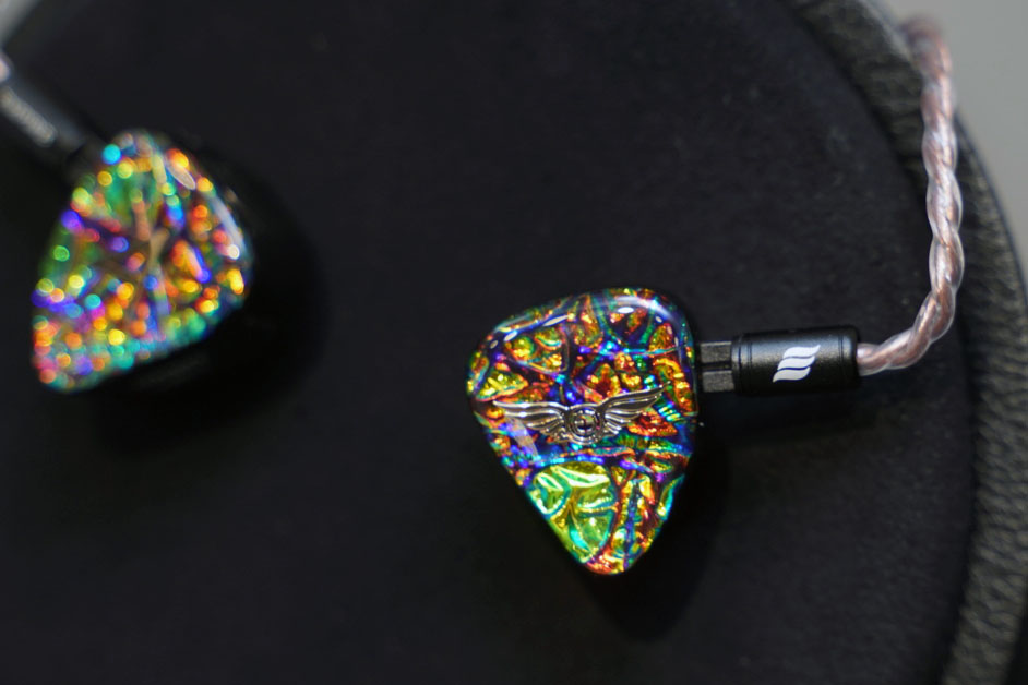 AK×Empire Ears初コラボ「Odyssey」。骨伝導・静電含む10ドライバ - AV