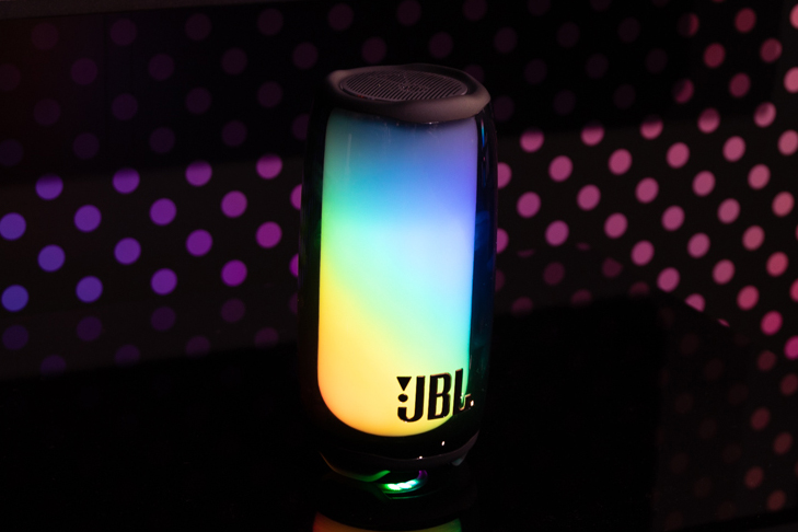 JBL、2ウェイにパワーアップした光るBluetoothスピーカー「PULSE