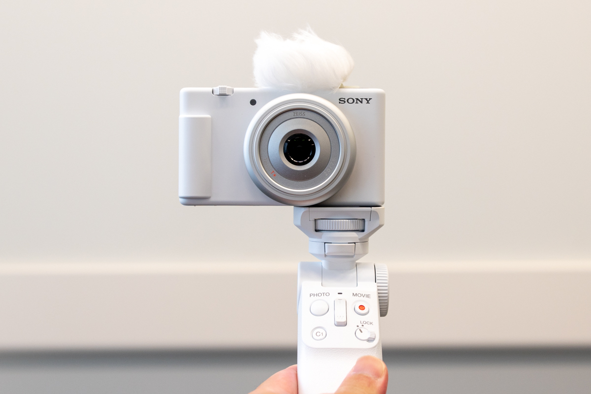 ソニー、超広角20mm単焦点で軽いVLOGCAM「ZV-1F」。約8.3万円