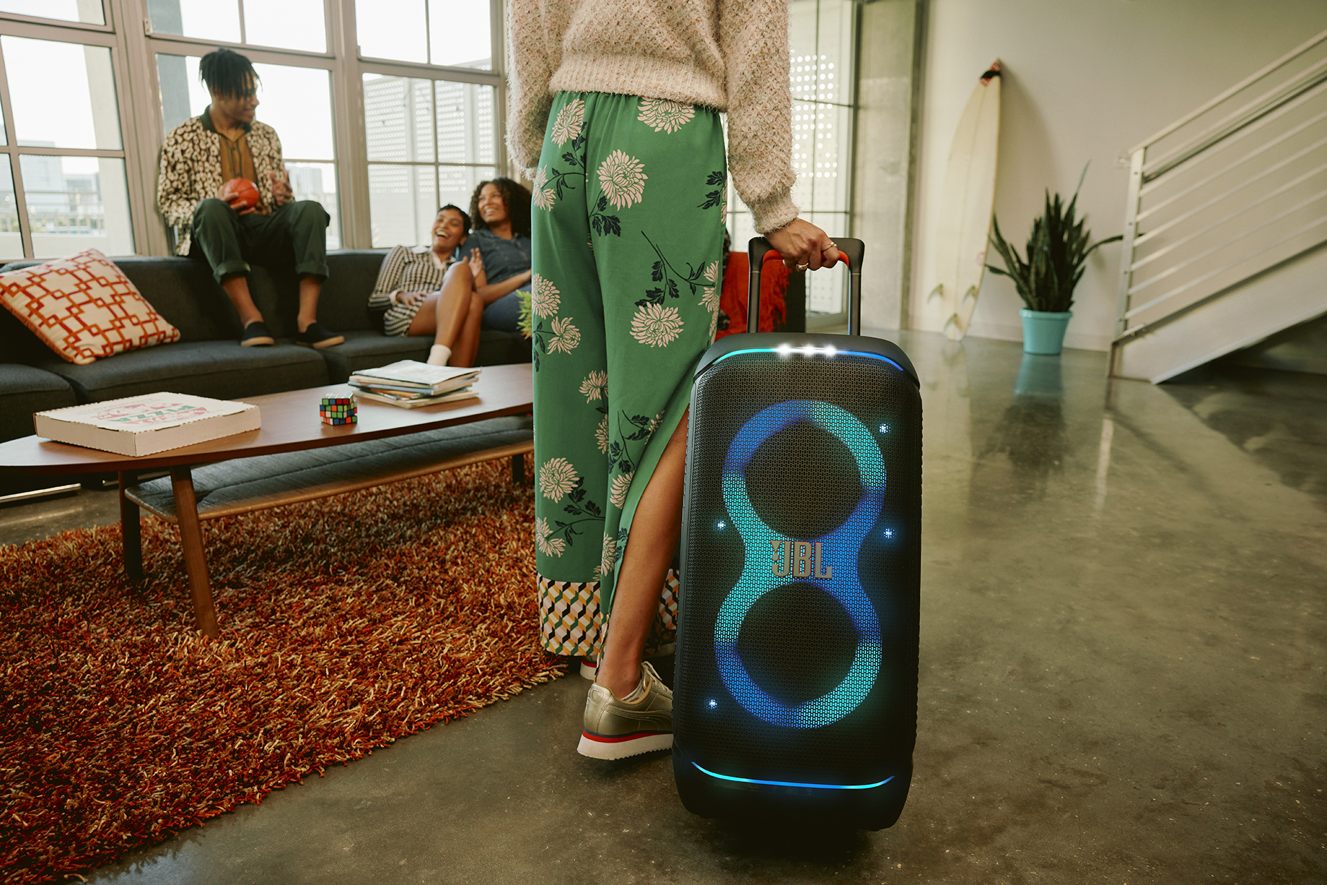JBL、運びやすくなった「PartyBox」2機種。シリーズ初ワイヤレス JBL、運びやすくなった「PartyBox」2機種。シリーズ初ワイヤレス