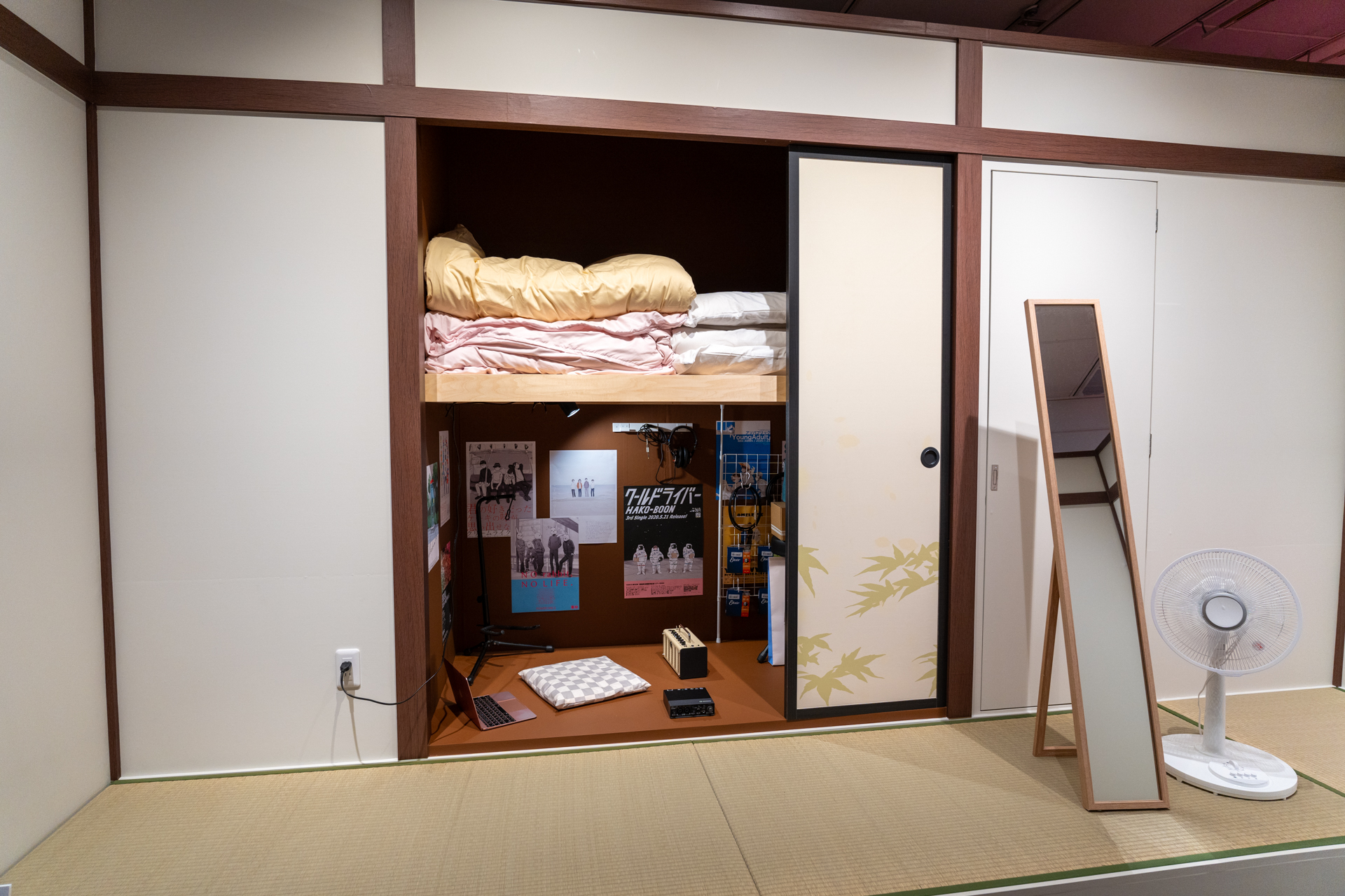 ぼっち・ざ・ろっく 展 浅草会場　セット アニメ「ぼっち・ざ・ろっく！」展 浅草会場 一般発売開始