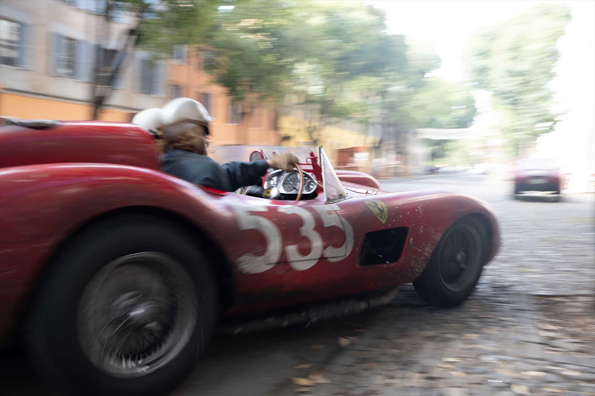 7月公開「フェラーリ」、エンツォの知られざる姿捉えた場面写真 - AV Watch