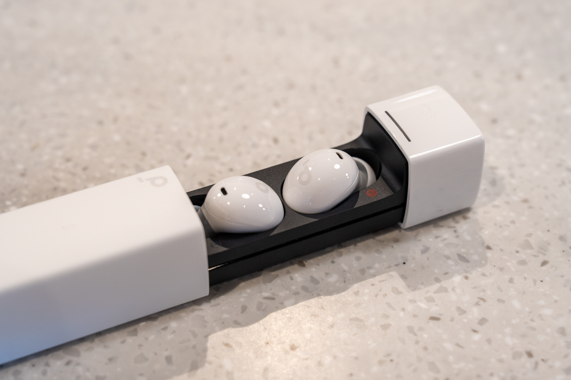 Anker、リップスティック型ケースでANC搭載の完全ワイヤレス