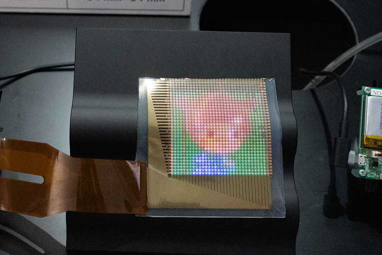 NHKの伸縮ディスプレイがフルカラーに進化。「技研公開2024」 - AV Watch