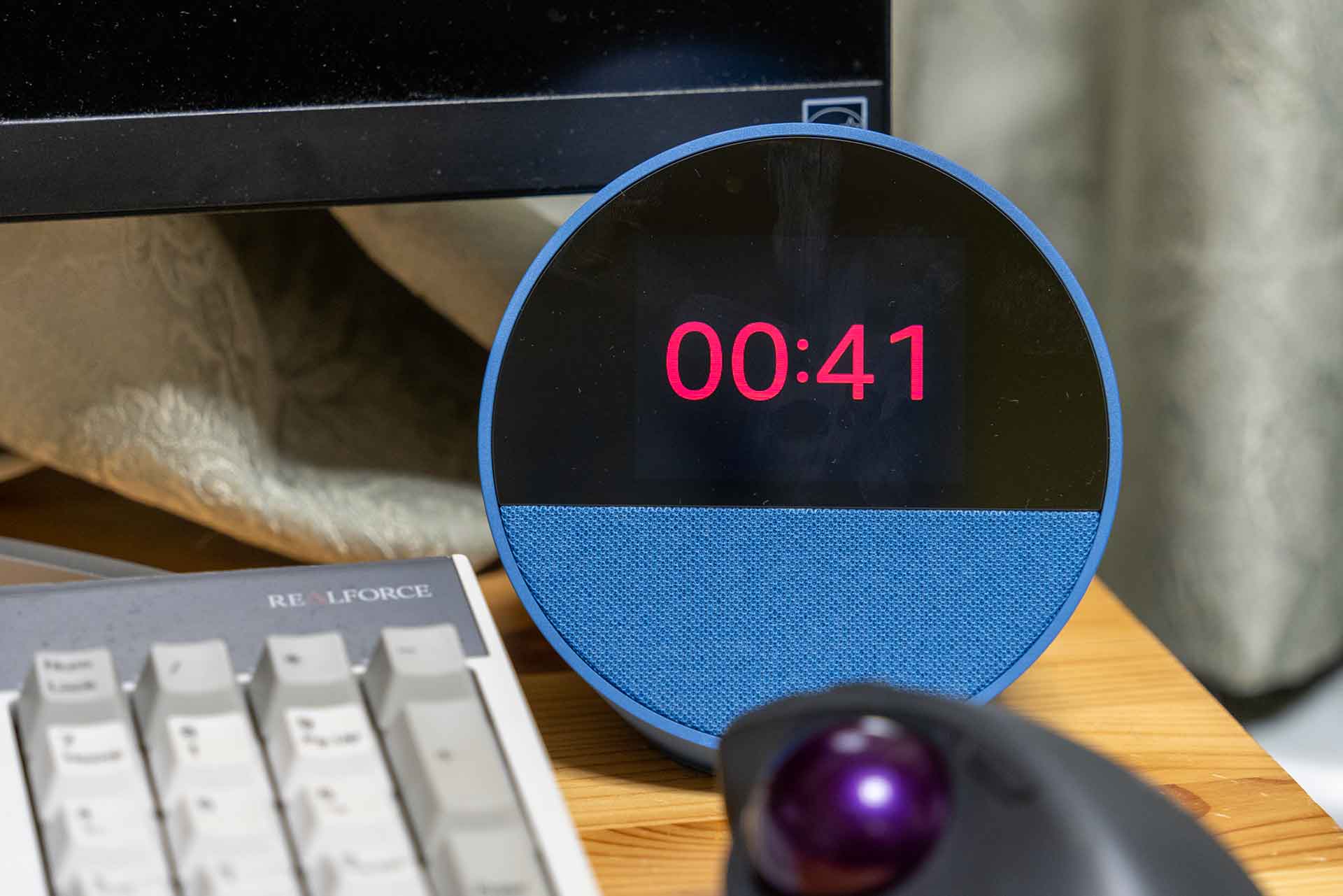 ミニレビュー】時刻・天候表示が便利なAmazon「Echo Spot