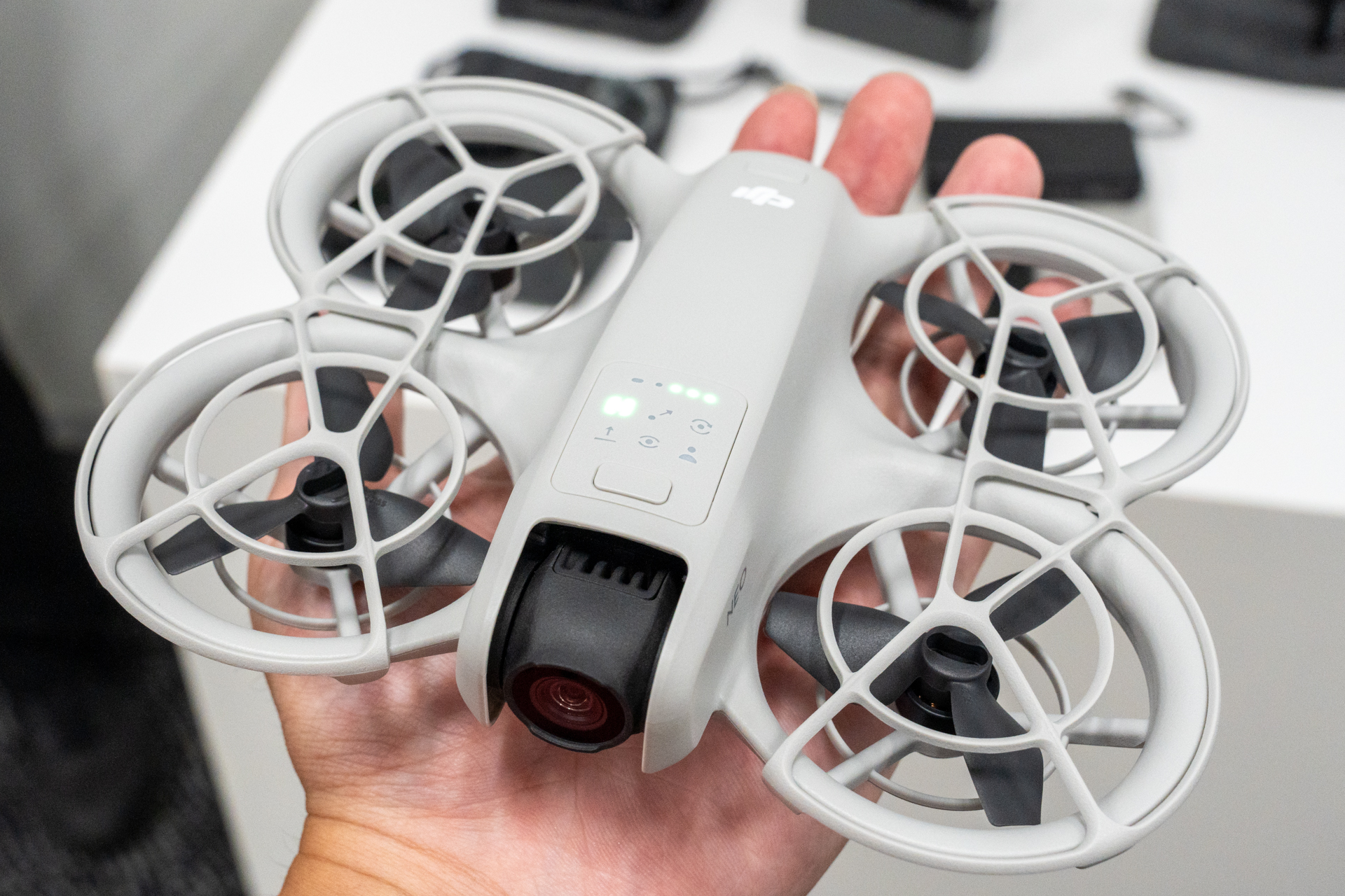 DJI、手のひらサイズでVlog撮影に適した135gドローン「DJI NEO」 - AV