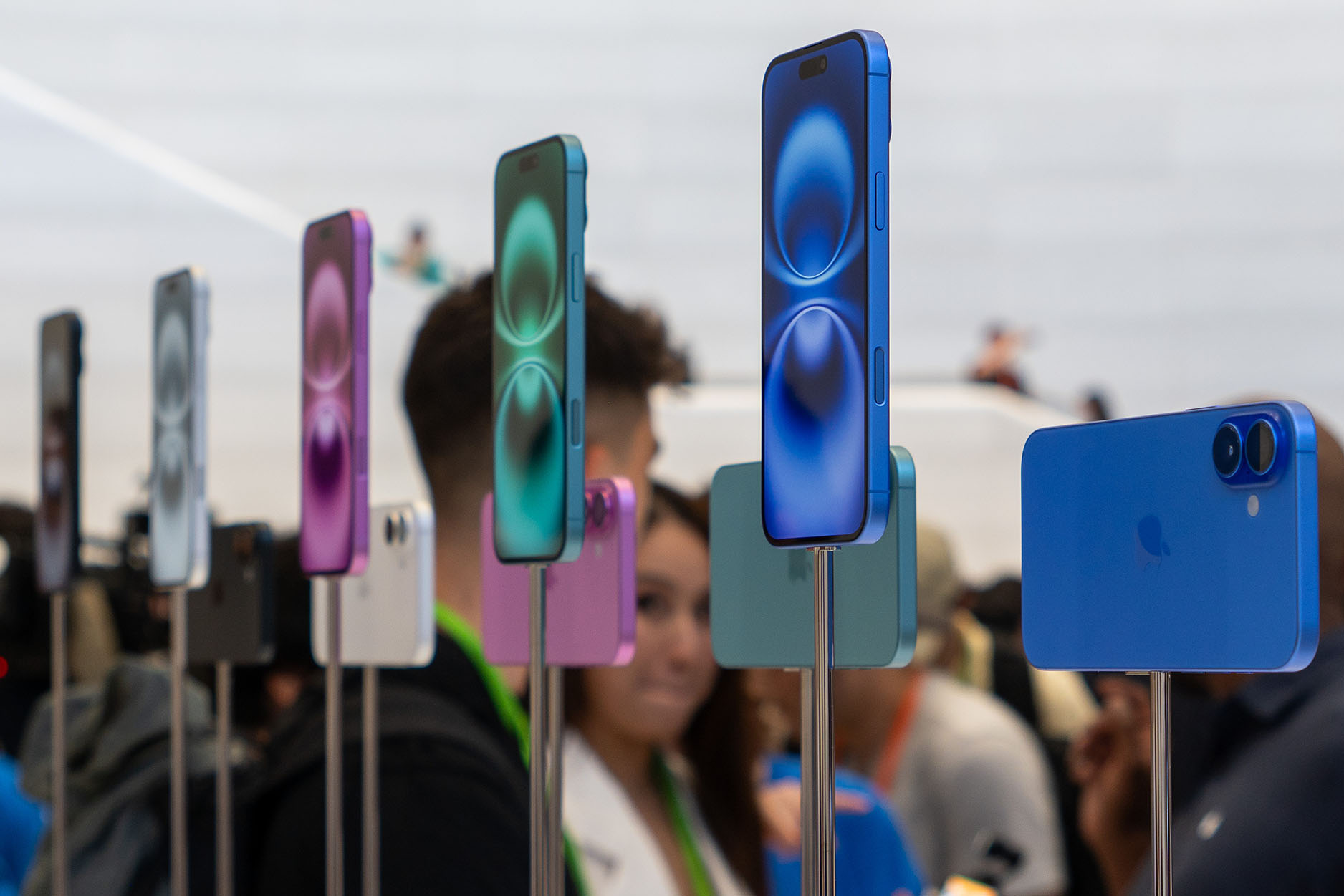 Apple iPhone 16 ブラック + AirPods4 Buy AirPods 4 - Apple