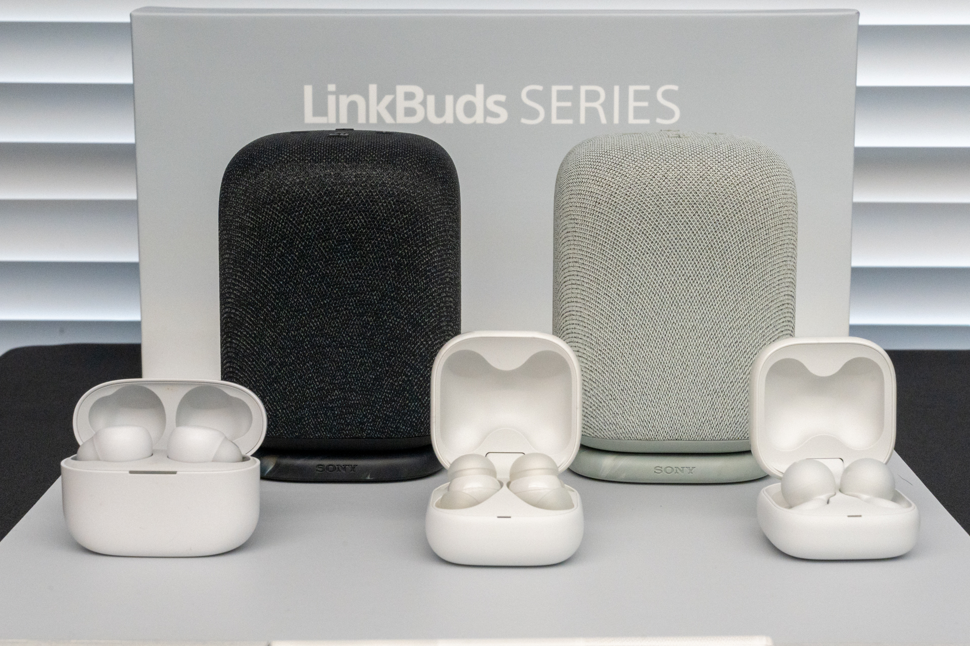 ソニー、イヤフォンをしまうだけで続きを自動再生する「LinkBuds