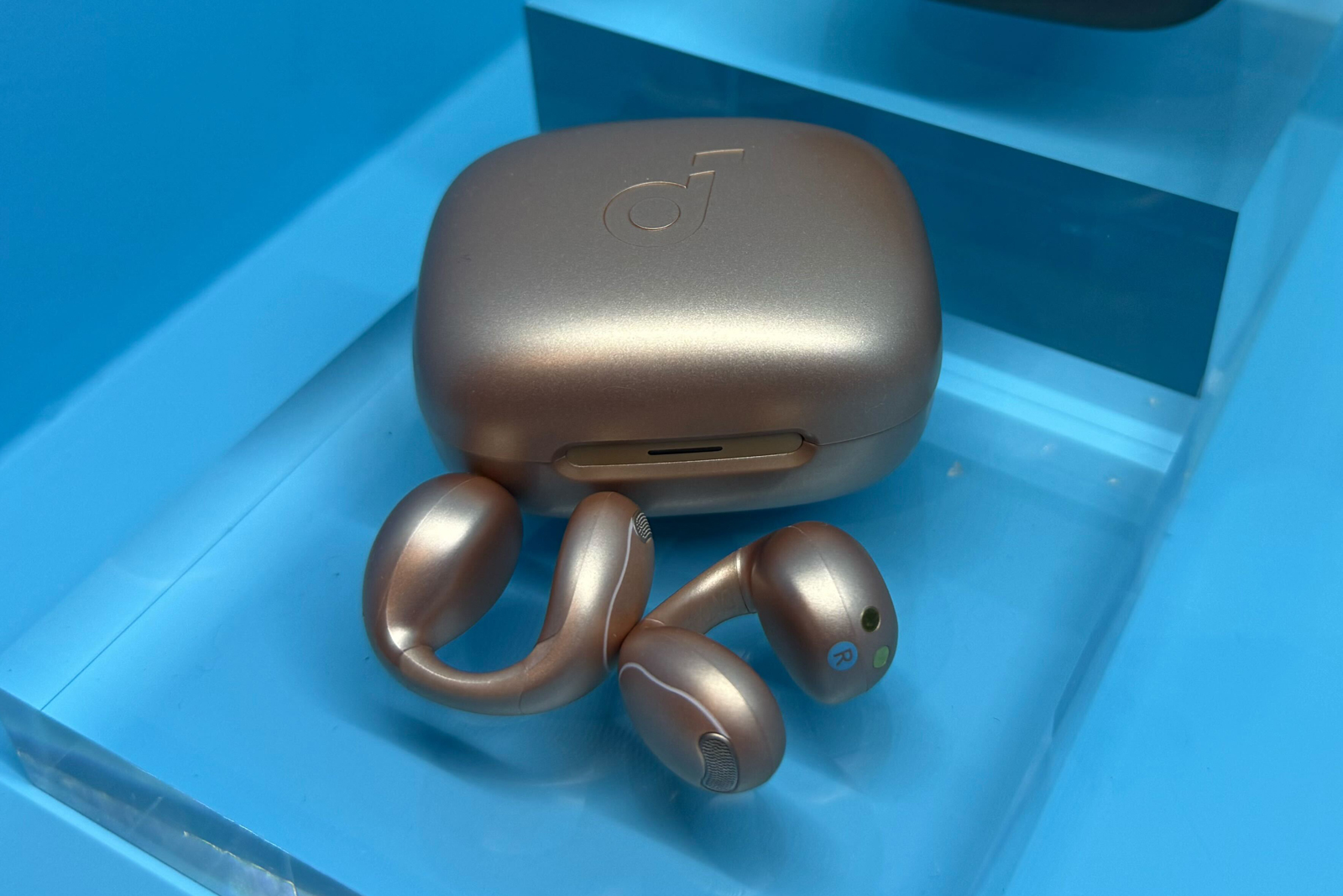 アンカー、Soundcore初のイヤカフ型完全ワイヤレス「C40i」。12990円