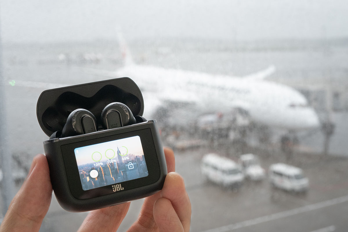 レビュー】長時間フライトのお供に「JBL TOUR PRO 3」。機内エンタメを