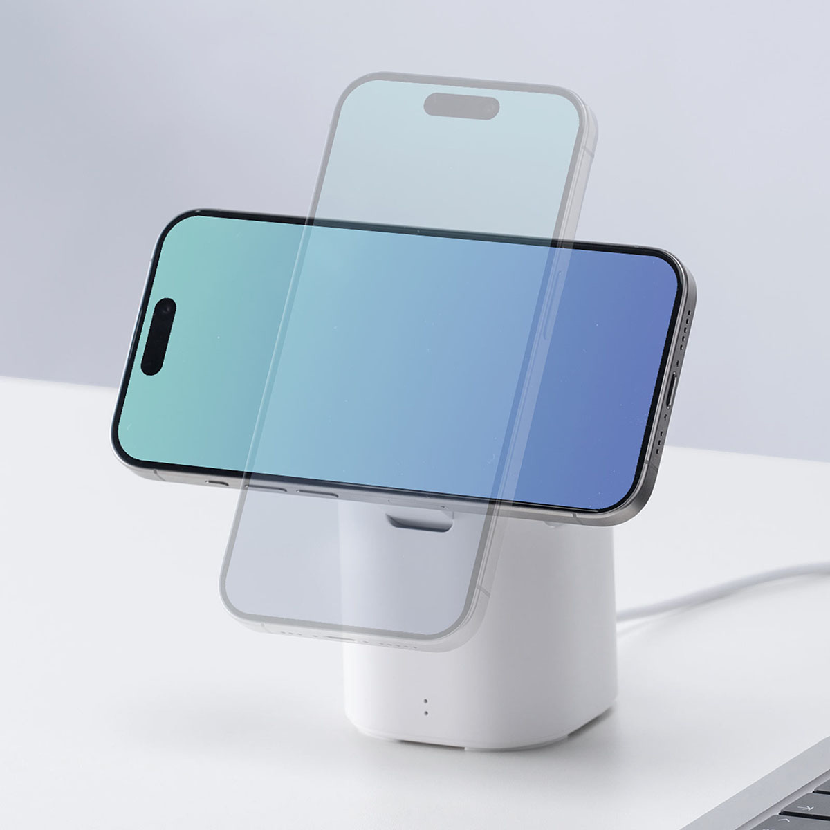 スマホとイヤフォンを同時に充電、スタンド型Bluetoothスピーカー - AV