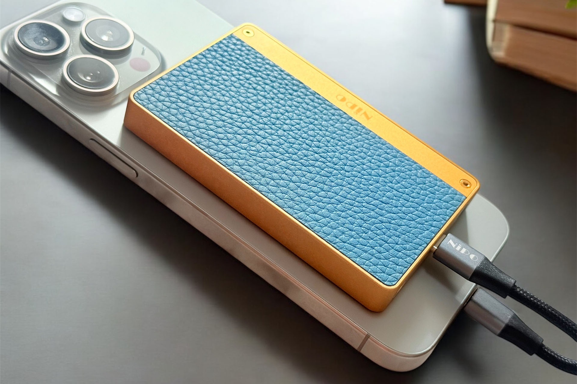 MagSafeでスマホに固定できる、薄型DACアンプNiPO「A100」 - AV Watch