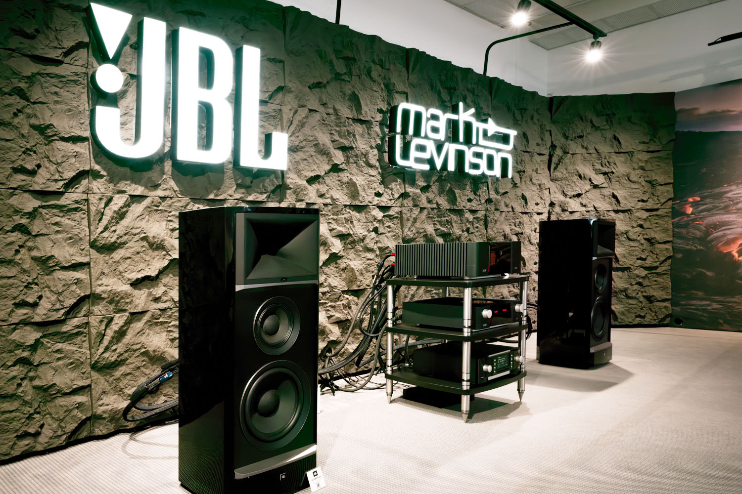 写真で振り返る、JBL新スピーカー「Summit」と、新世代Mark Levinson