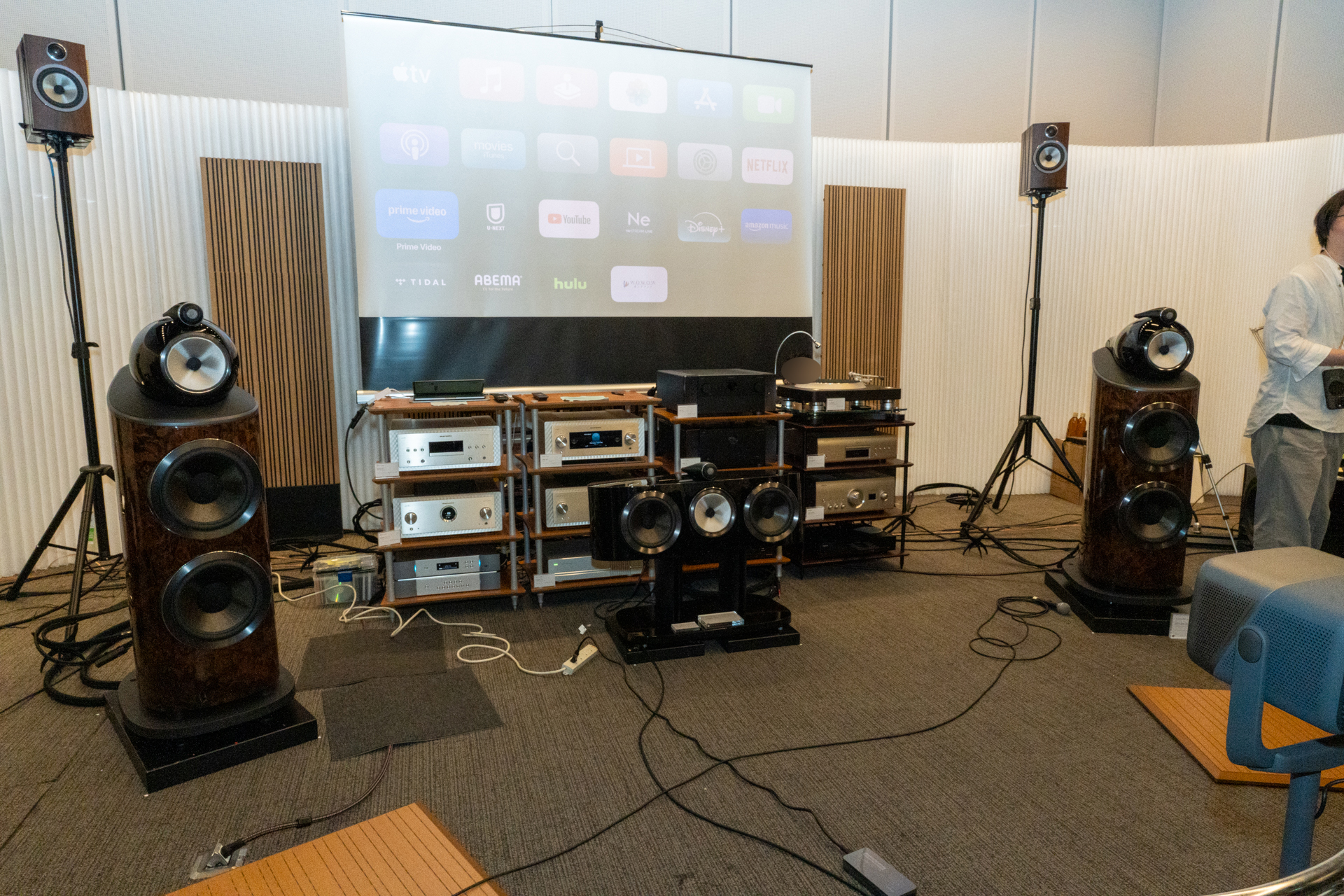Bowers&Wilkins （B&W）M-1 ホワイト 2台 B&Wトップ付きスピーカーが囲む超豪華空間のD&M。KEFは2.1chで