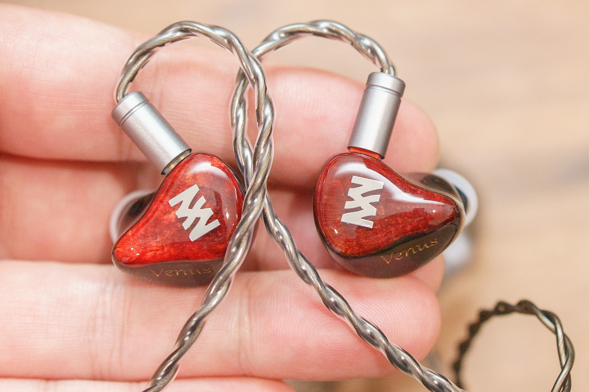 Melody Wings、金星からインスパイアされた第1弾イヤフォン「Venus