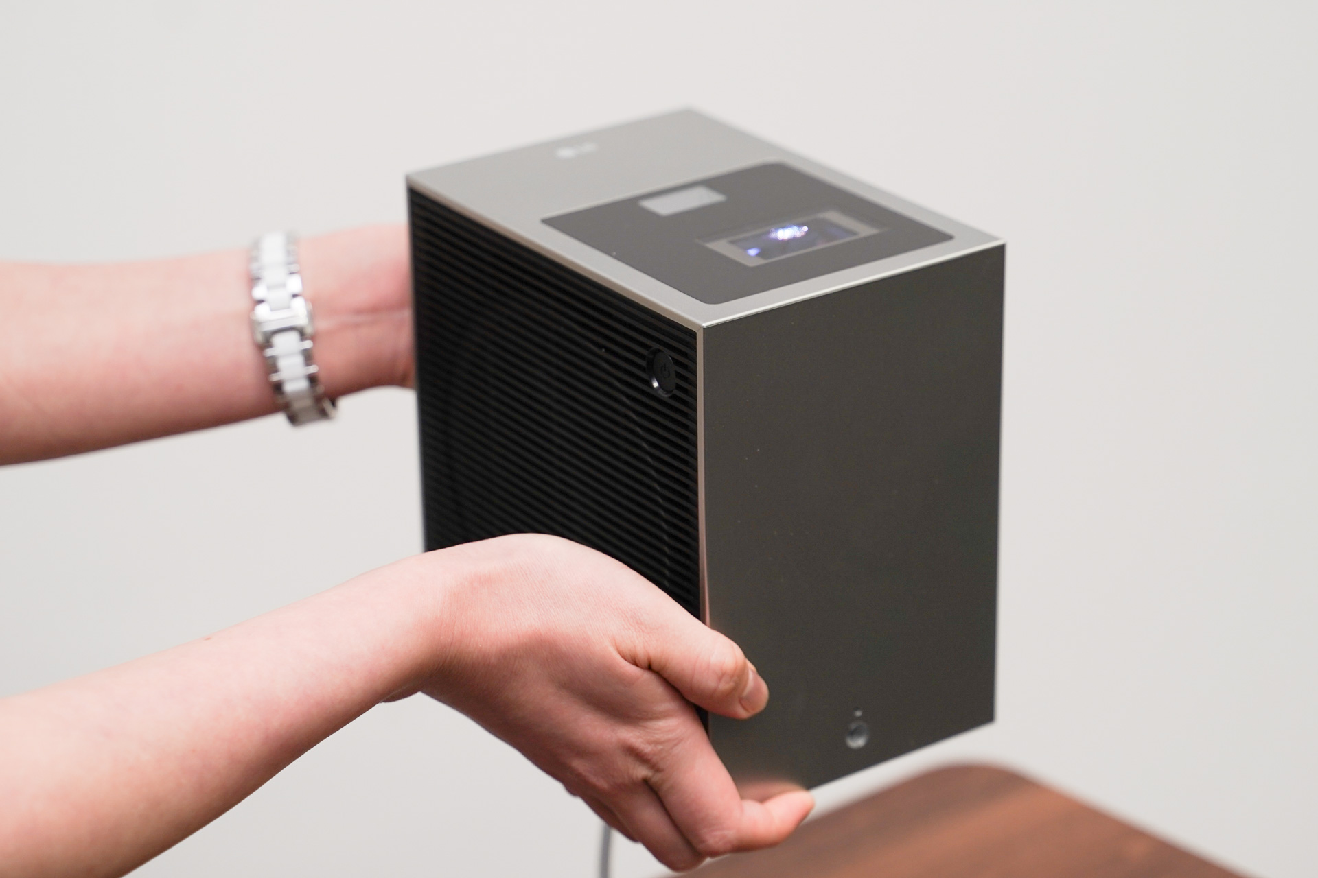 LG、壁から40cmで100インチ投写できる4Kレーザープロジェクタ