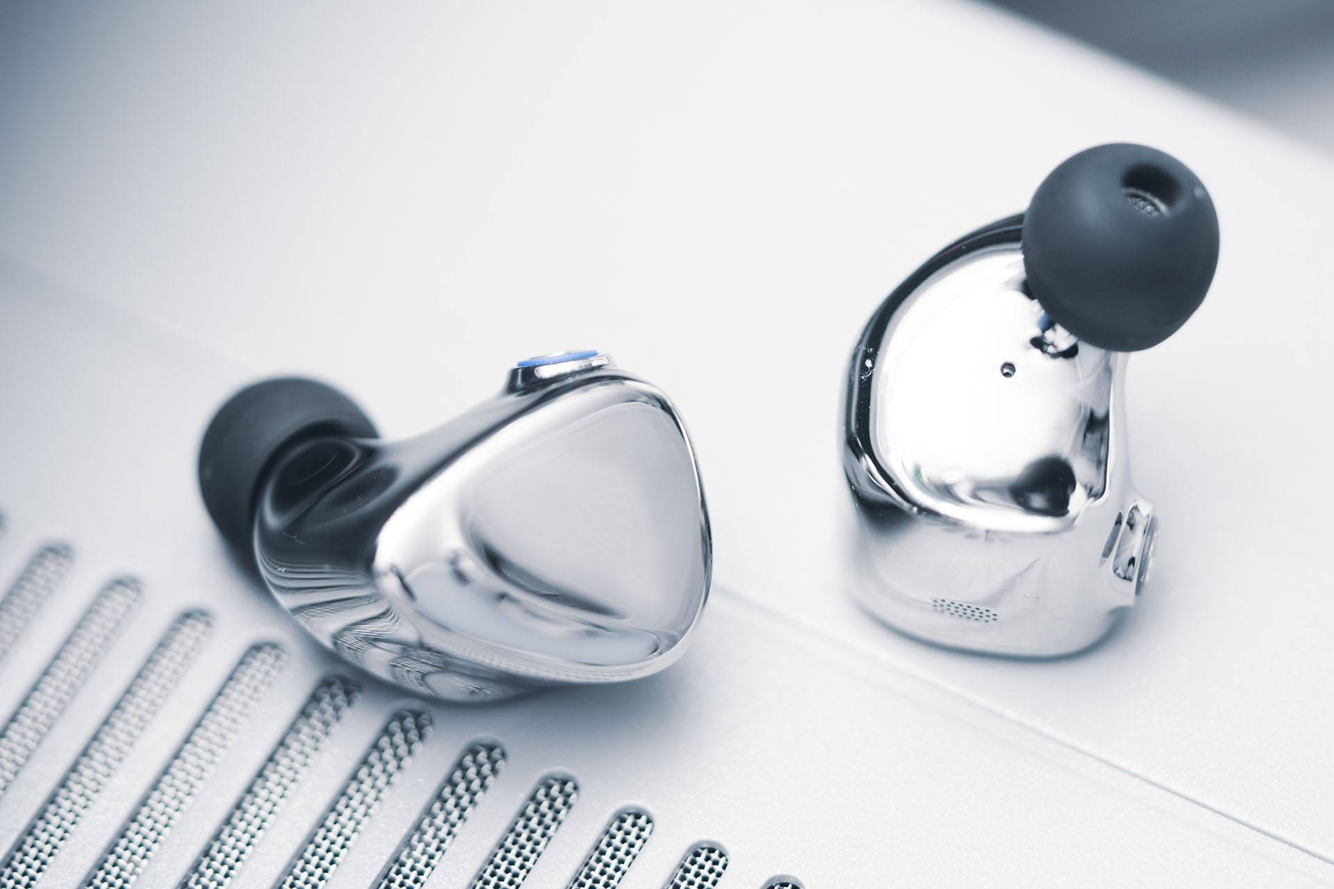 FIIO“18年の音響研究が結実”最上位イヤフォン「FX17」。EST×8など片側