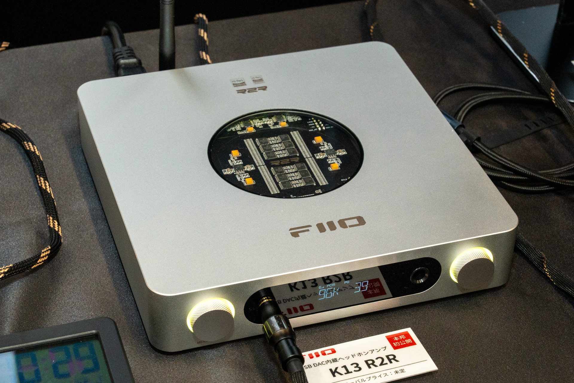FIIO、据置きヘッドフォンアンプ「K13 R2R」「K15」初展示。無垢材 