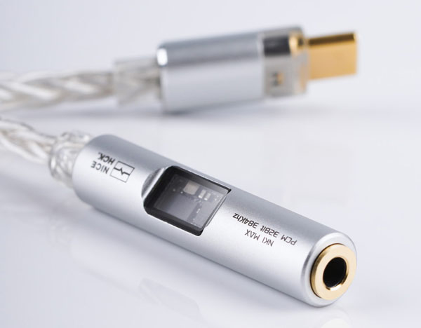 スケルトン窓を備えた、DAC内蔵USB-C to 3.5mm変換ケーブル。実売約