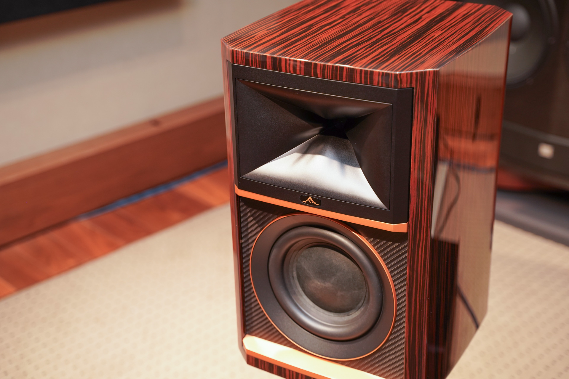 JBL、新プレミアムスピーカー「Summit」のブックシェルフ「Ama」上陸