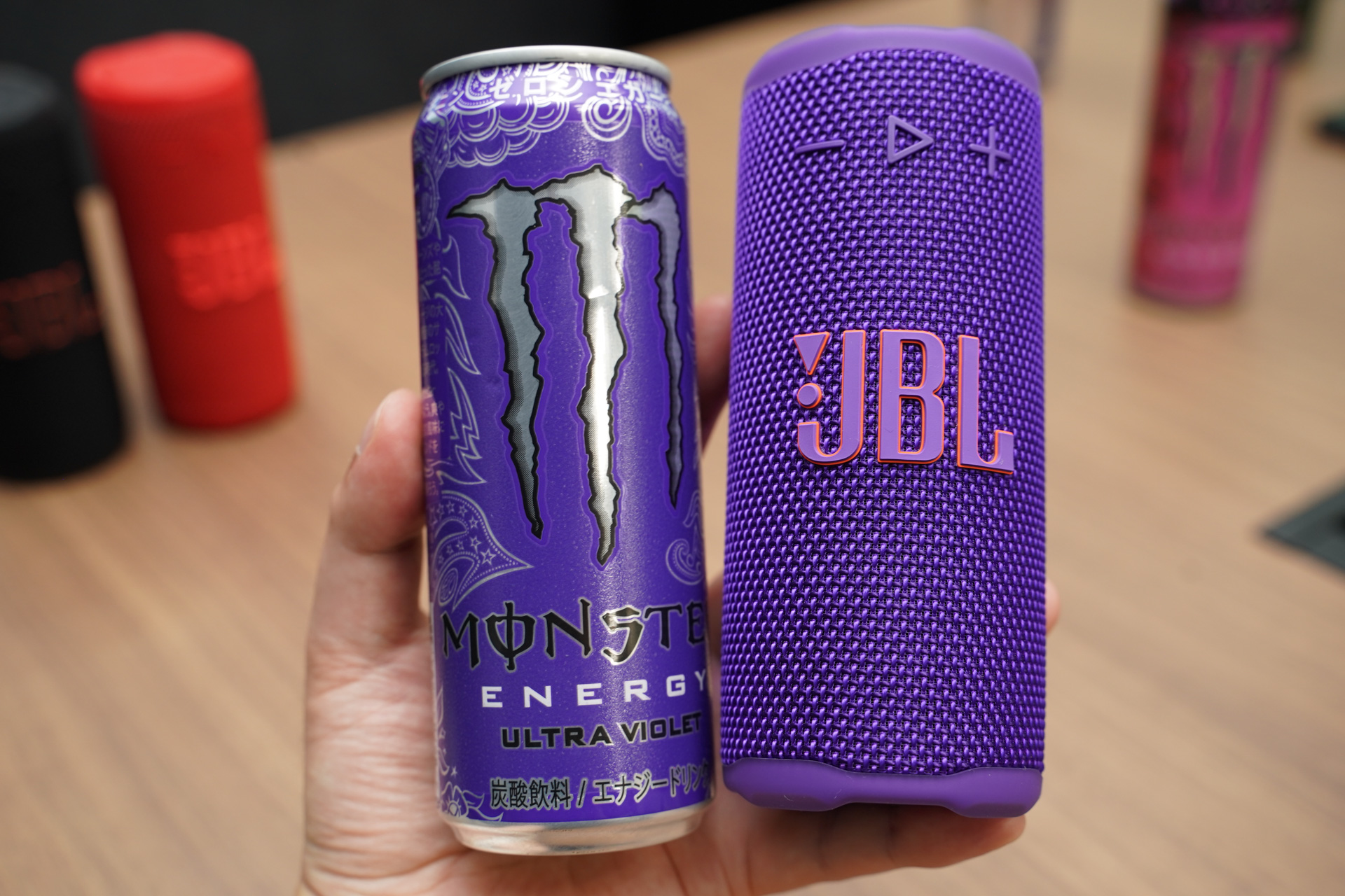 JBL、細身でも本格サウンド、間接照明にもなる新Bluetoothスピーカー