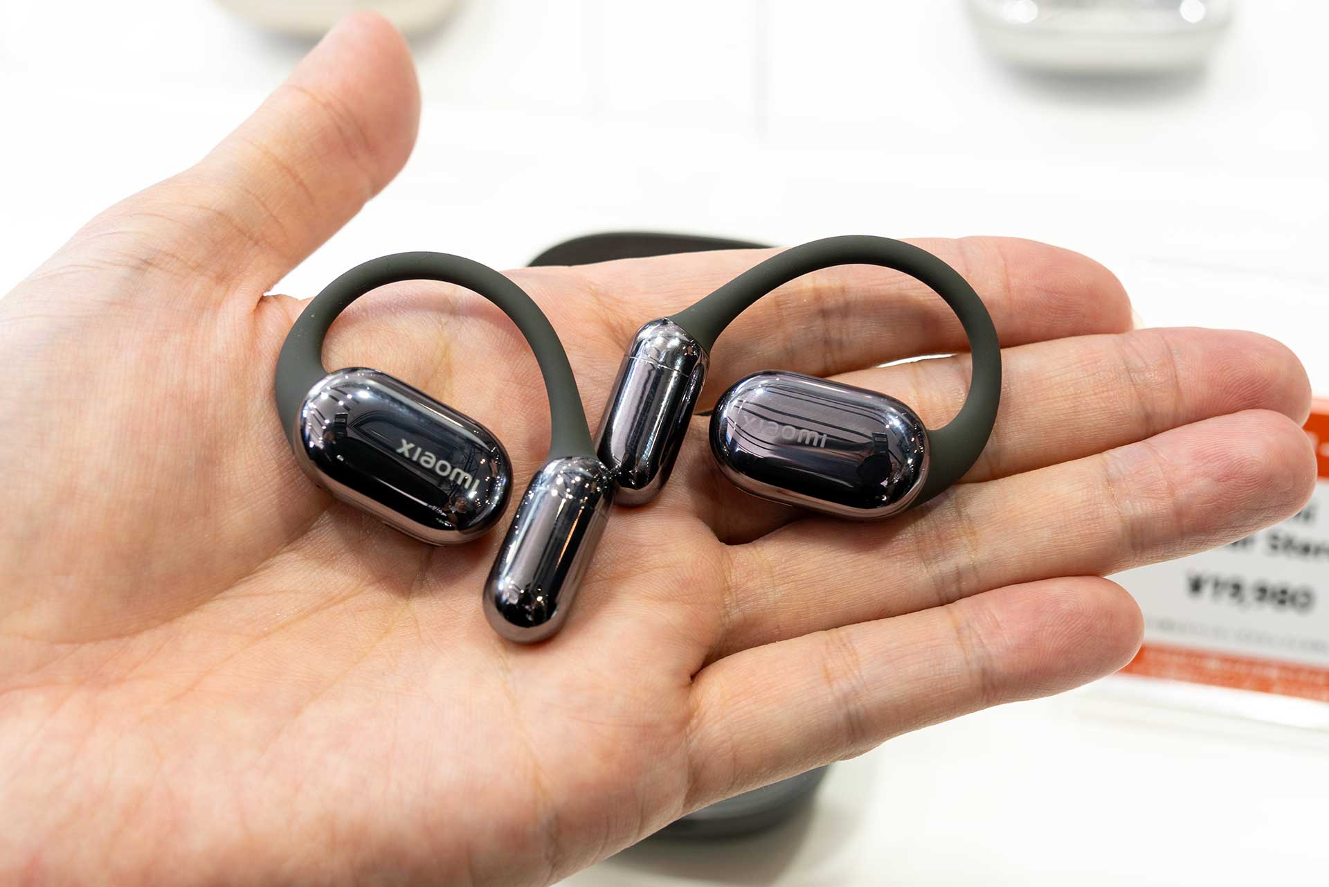 シャオミ、19980円でハイブリッドドライバーの耳掛けイヤフォン - AV Watch