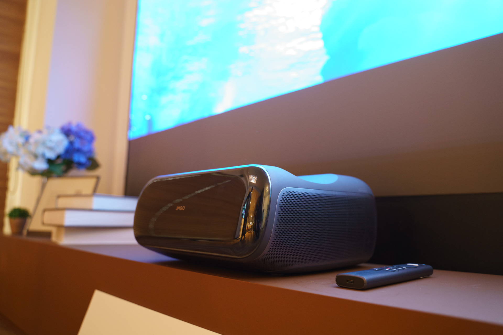 JMGO、壁から15cmで100型の大画面、次世代超短焦点プロジェクタ「O2S