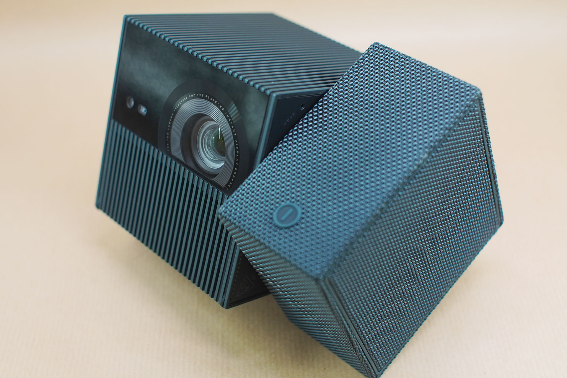 小寺信良の週刊 Electric Zooma!】四角いボディを“ねじる