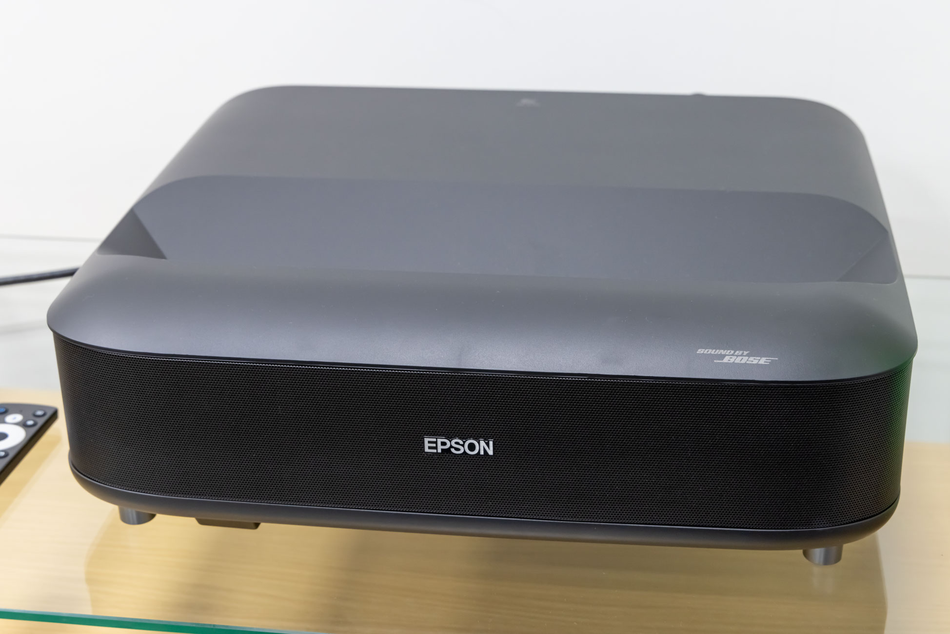 新品リモコン付EPSON 超短焦点ホームシアタープロジェクター管232 置くだけでリビングが映画館！“テレビ代わり”にエプソン超短焦点