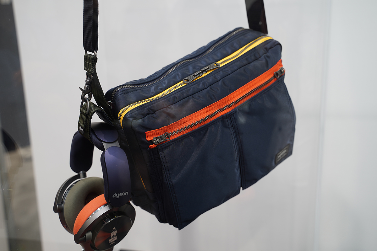 ダイソン×PORTER、ヘッドフォンとショルダーバッグがセットの限定