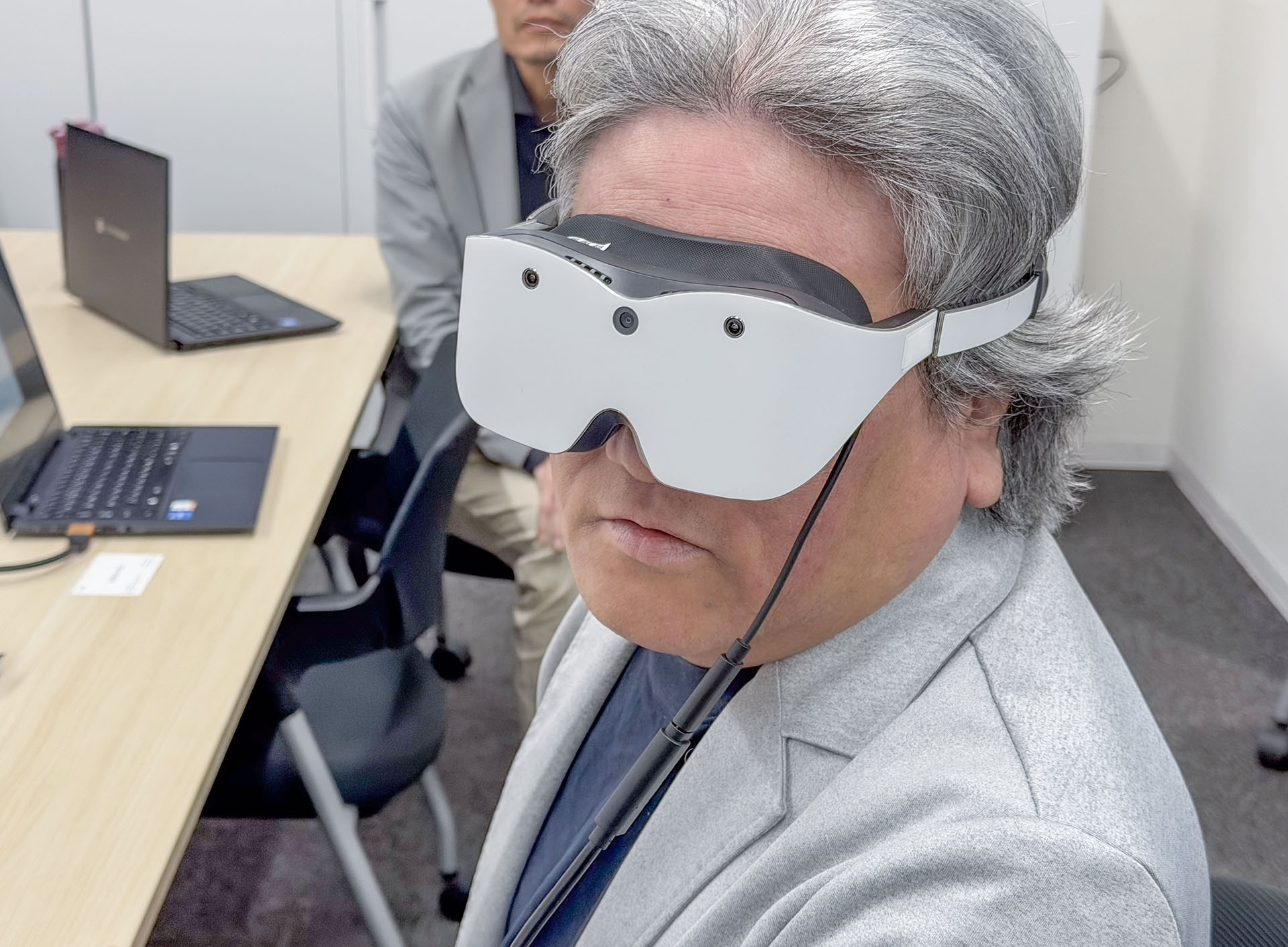 HMDページ 西田宗千佳のRandomTracking】シャープが200g以下のXRデバイスを