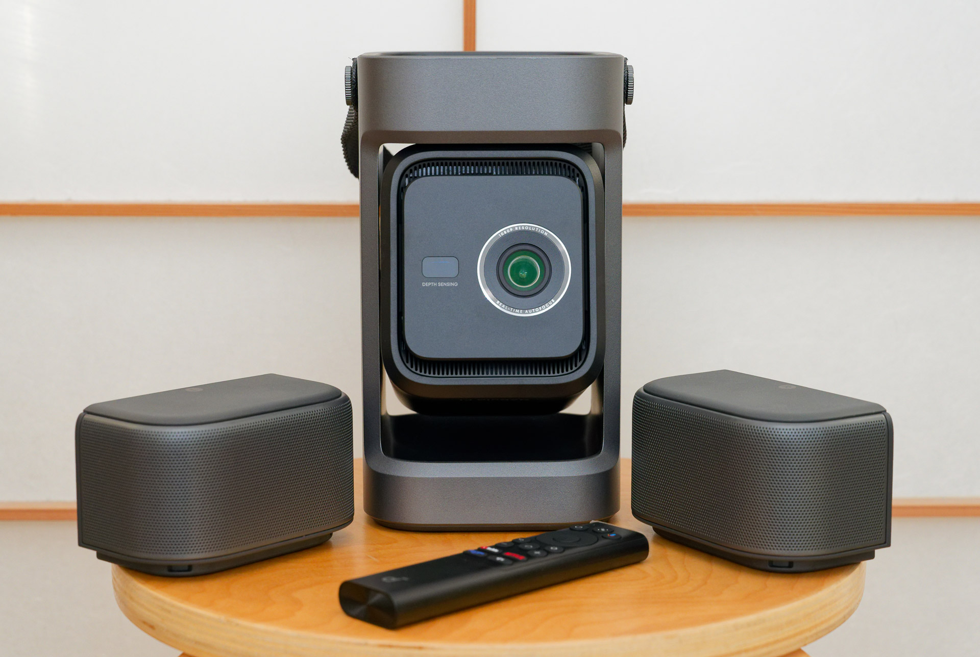 Anker Soundcore Nebula P1 スピーカー搭載プロジェクター 分離スピーカーでイイ音、明るい映像を天井にも。Ankerの