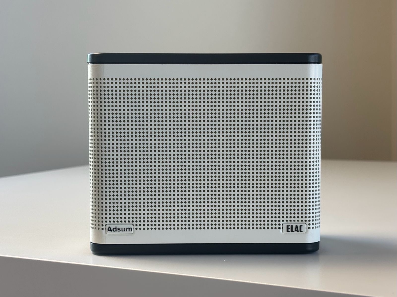 ELAC、AdsumコラボのBluetoothスピーカー。ブランド100年記念モデル