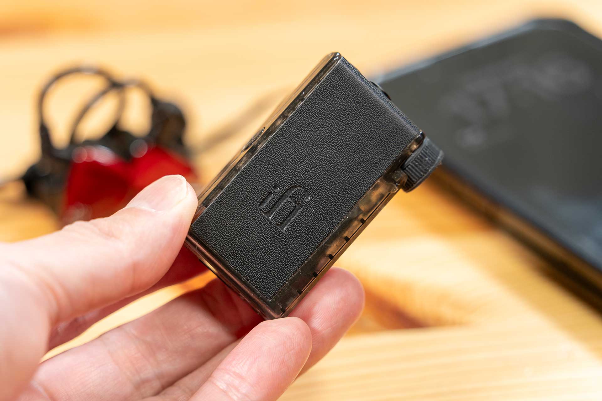 手のひらサイズBluetoothレシーバ、iFi「GO blu Air」で“有線
