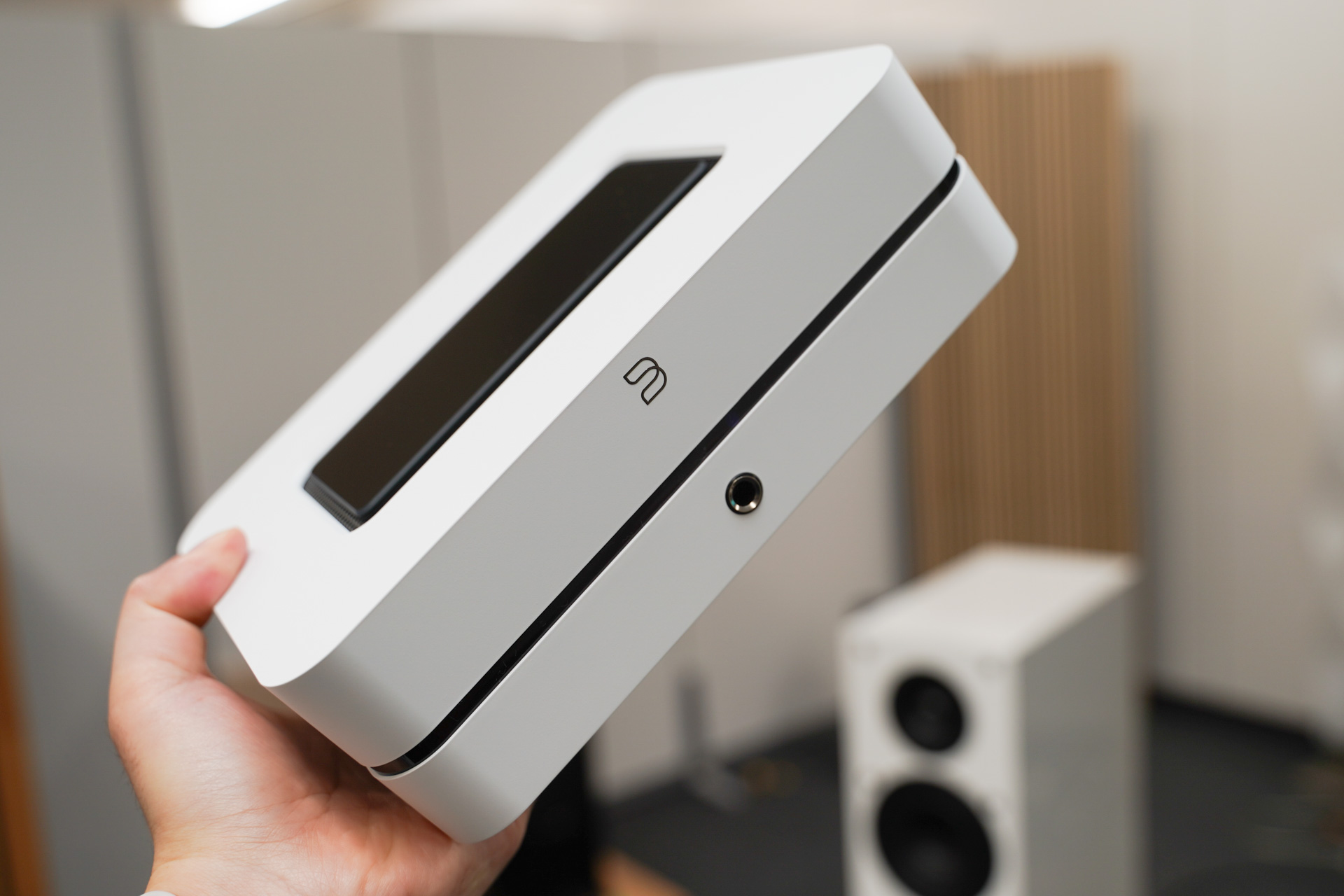 BLUESOUND、“片手で持てる3ch AVアンプ”「POWERNODE(N331)」。5.1ch