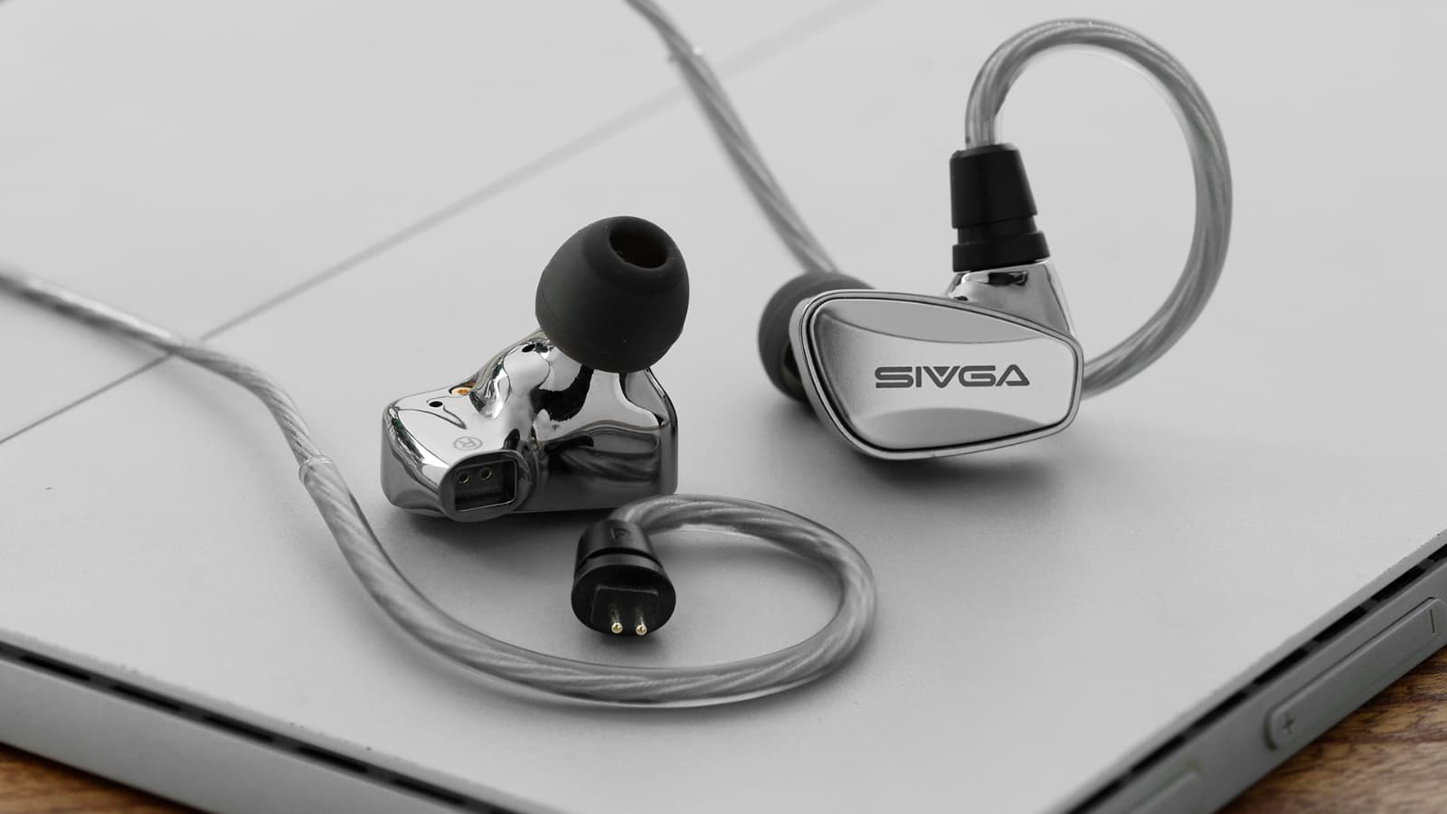 SIVGA、独自の複合振動板を採用した6980円のイヤフォン「SM100」