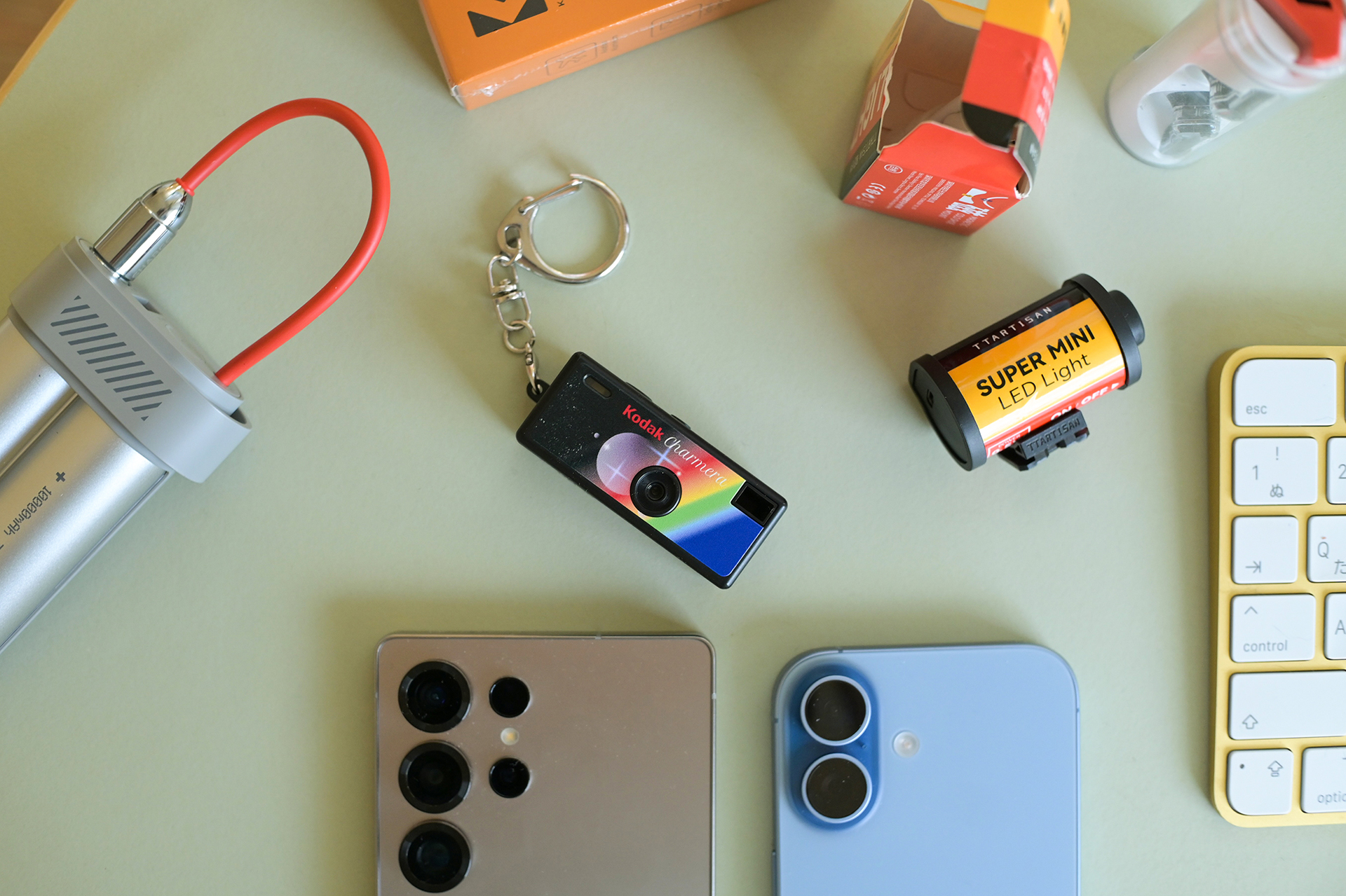 ミニレビュー】KODAK「charmera」で“15年前の記憶”を撮る。日常が心に