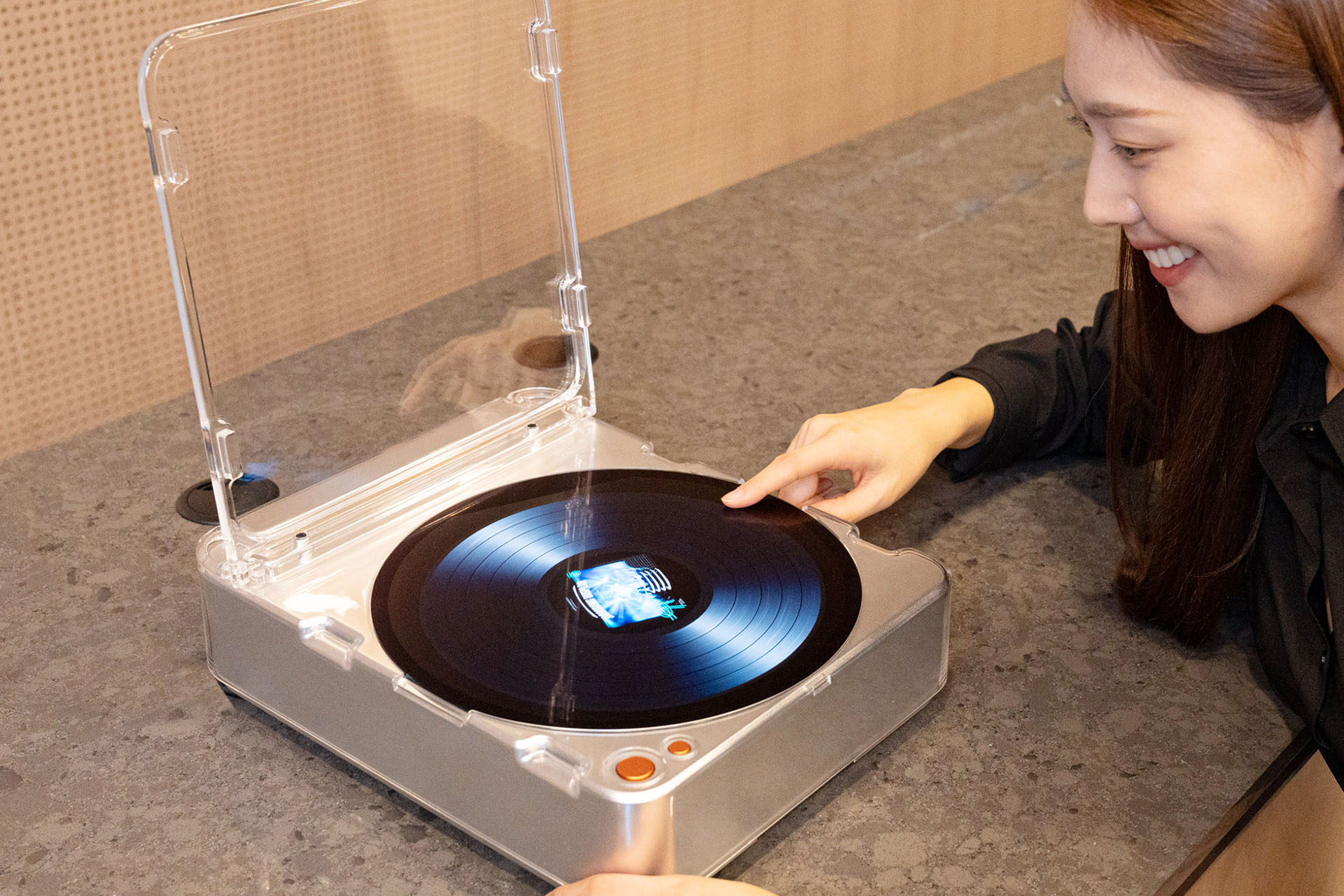 サムスン、OLEDをカセットやレコードに見立てたオーディオ機器提案。小型ロボットも