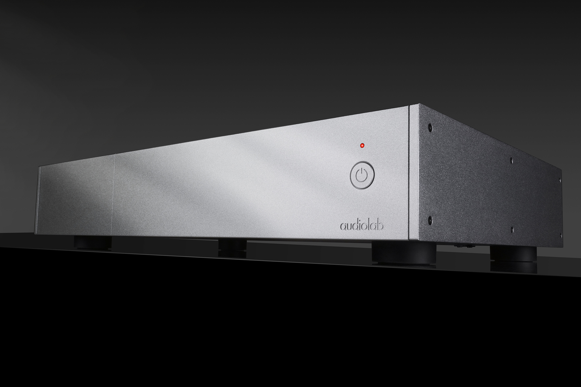 audiolab、独自CFB技術搭載した薄型ステレオパワーアンプ「9000P」。約