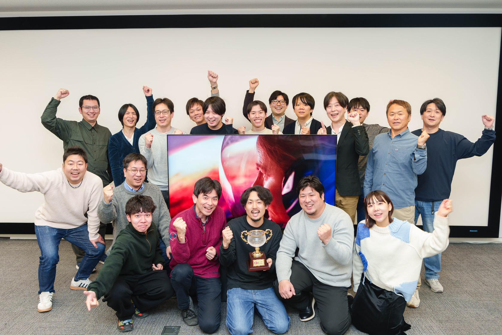 【AV Watchアワード】No.1テレビのソニー「ブラビア9」、LG「OLED G5」開発陣へトロフィー贈呈しました